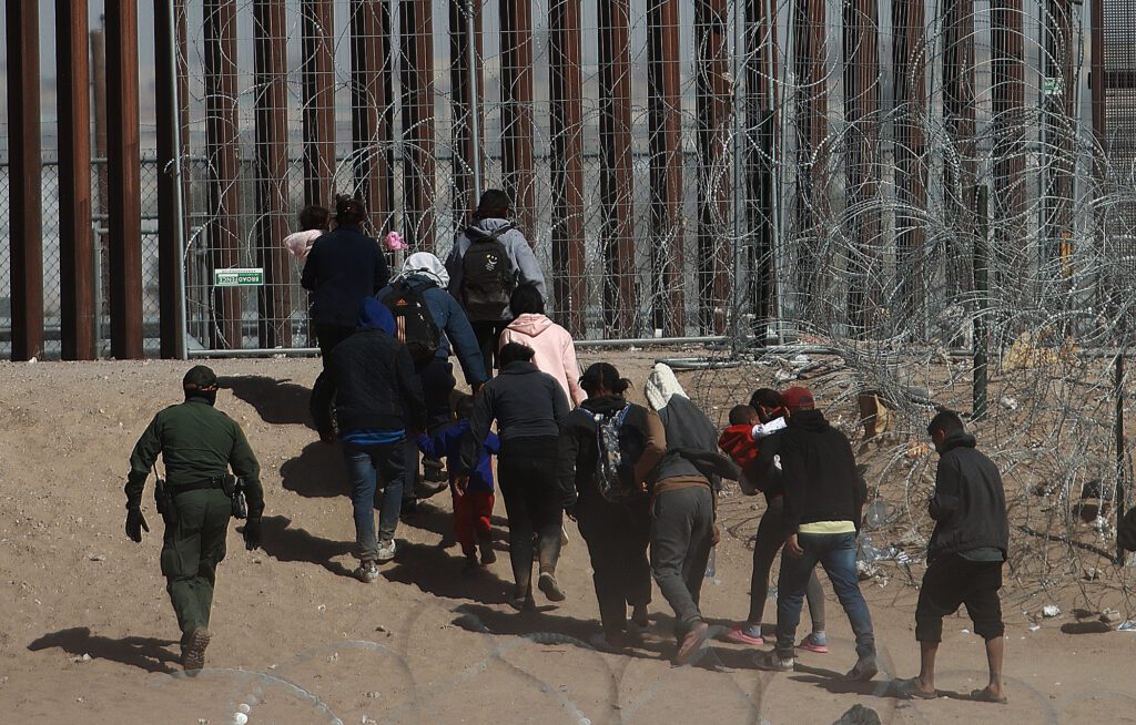 Migrantes caminando hacia la frontera que divide a México de los Estados Unidos. Foto de EFE/ Luis Torres ARCHIVO.