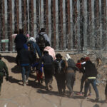 Migrantes caminando hacia la frontera que divide a México de los Estados Unidos. Foto de EFE/ Luis Torres ARCHIVO.