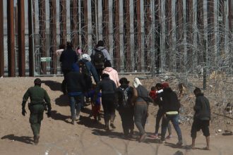Migrantes caminando hacia la frontera que divide a México de los Estados Unidos. Foto de EFE/ Luis Torres ARCHIVO.