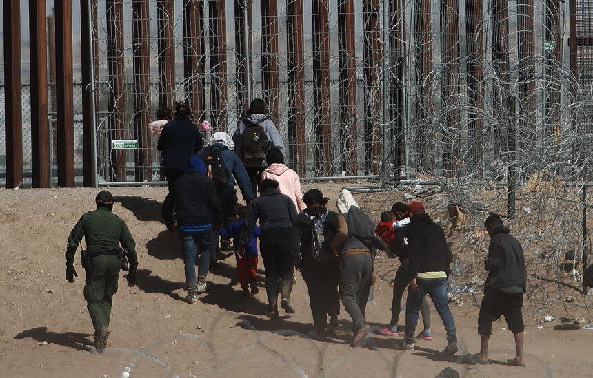 Migrantes caminando hacia la frontera que divide a México de los Estados Unidos. Foto de EFE/ Luis Torres ARCHIVO.