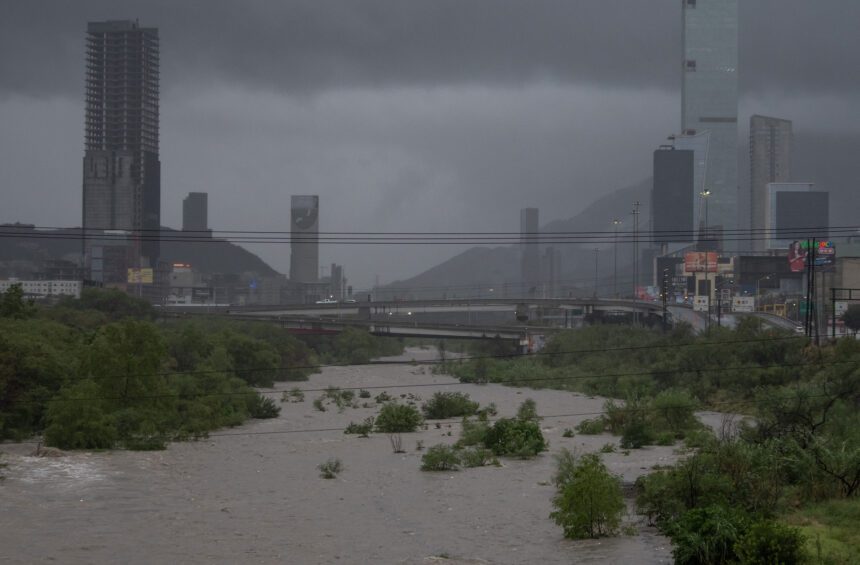 El cielo nublado y la creciente del río Santa Catarina, en Monterrey. Foto de EFE/ Miguel Sierra.