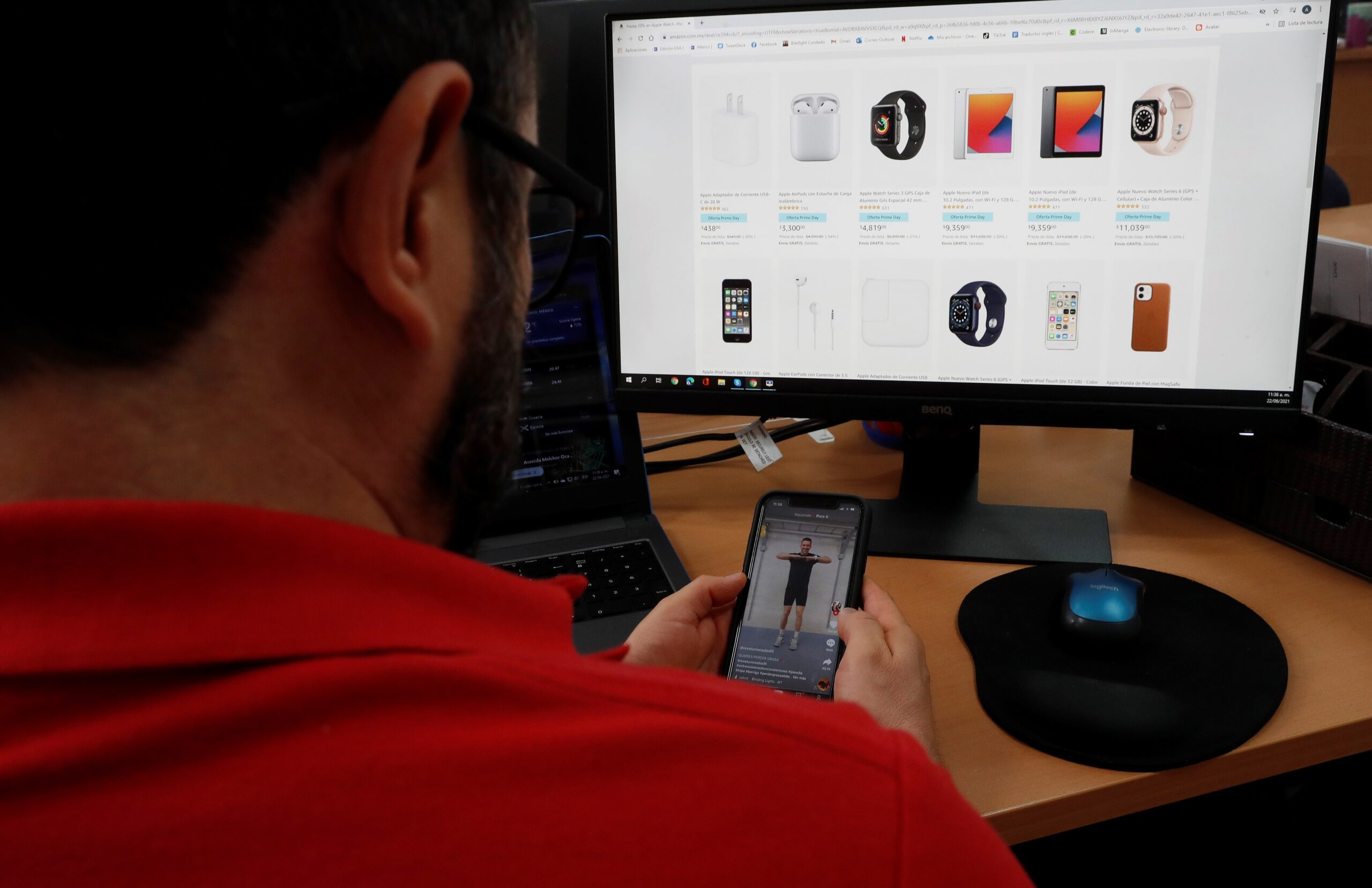 Fotografía de archivo en donde se observa a una persona revisando sus redes sociales en Ciudad de México. Foto de EFE/ Alex Cruz.