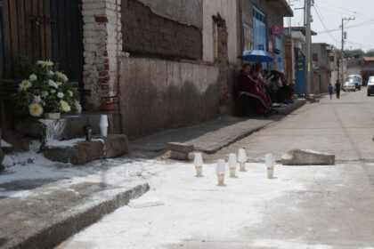 Una ofrenda floral en el lugar donde fue asesinado un candidato a síndico de Cuitzeo, Michoacán. Foto de EFE/ Iván Villanueva.