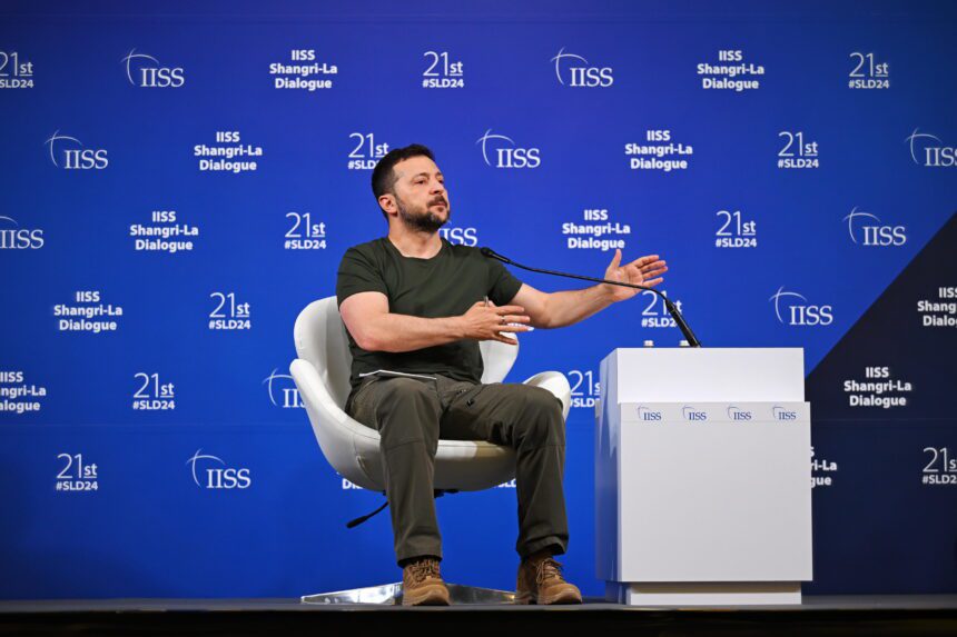 El presidente de Ucrania, Volodímir Zelenski, durante un discurso en el foro de seguridad Diálogo Shangri-La. Foto de EFE/ Shintaro Tay/the Straits Times.