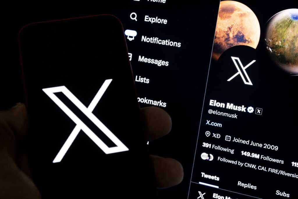 Fotografía de archivo de una imagen ilustrativa que muestra a un usuario sosteniendo un teléfono móvil con el logo 'X'. Foto de EFE/ EPA/ Etienne Laurent.