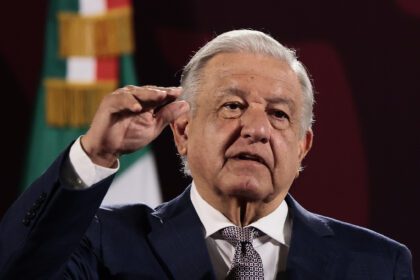 El presidente López Obrador durante la rueda de prensa matutina en el Palacio Nacional. Foto de EFE/ José Méndez.