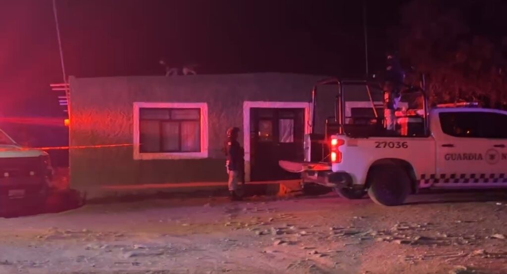 Imagen del momento que autoridades resguardan ael inmueble donde hombre fue baleado en Asientos.