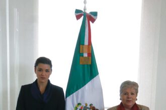 Fotografía cedida por Relaciones Exteriores que muestra a la presidenta del Grupo de Acción Financiera, Elisa de Anda Madrazo, junto a secretaria de Relaciones Exteriores, Alicia Bárcena. Foto de EFE/ Secretaria De Relaciones Exteriores.