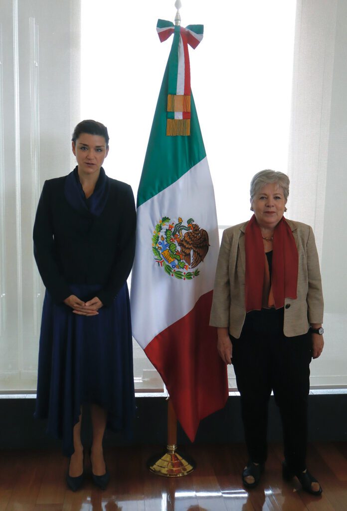 Fotografía cedida por Relaciones Exteriores que muestra a la presidenta del Grupo de Acción Financiera, Elisa de Anda Madrazo, junto a secretaria de Relaciones Exteriores, Alicia Bárcena. Foto de EFE/ Secretaria De Relaciones Exteriores.