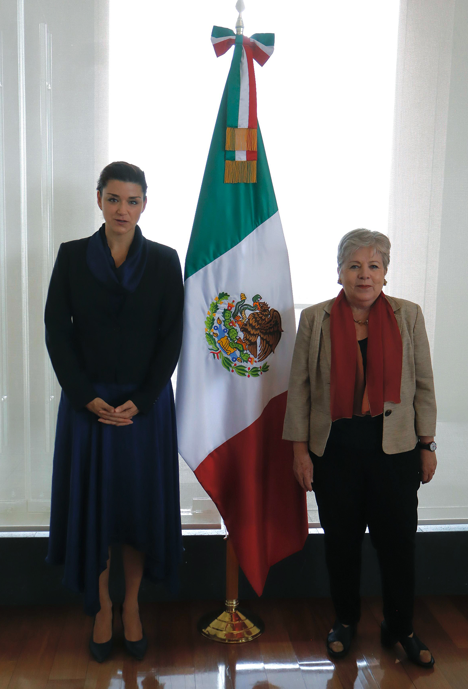 Fotografía cedida por Relaciones Exteriores que muestra a la presidenta del Grupo de Acción Financiera, Elisa de Anda Madrazo, junto a secretaria de Relaciones Exteriores, Alicia Bárcena. Foto de EFE/ Secretaria De Relaciones Exteriores.