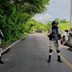 Personal de la Guardia Nacional en la zona donde fueron asesinados integrantes de una autodefensa, en Juan R. Escudero, Guerrero. Foto de EFE/ José Luis de la Cruz.