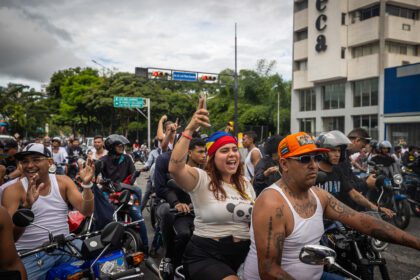 Personas recorren las calles en motocicletas durante una protesta por los resultados de las elecciones presidenciales, en Caracas, Venezuela. Foto de EFE/ Henry Chirinos.