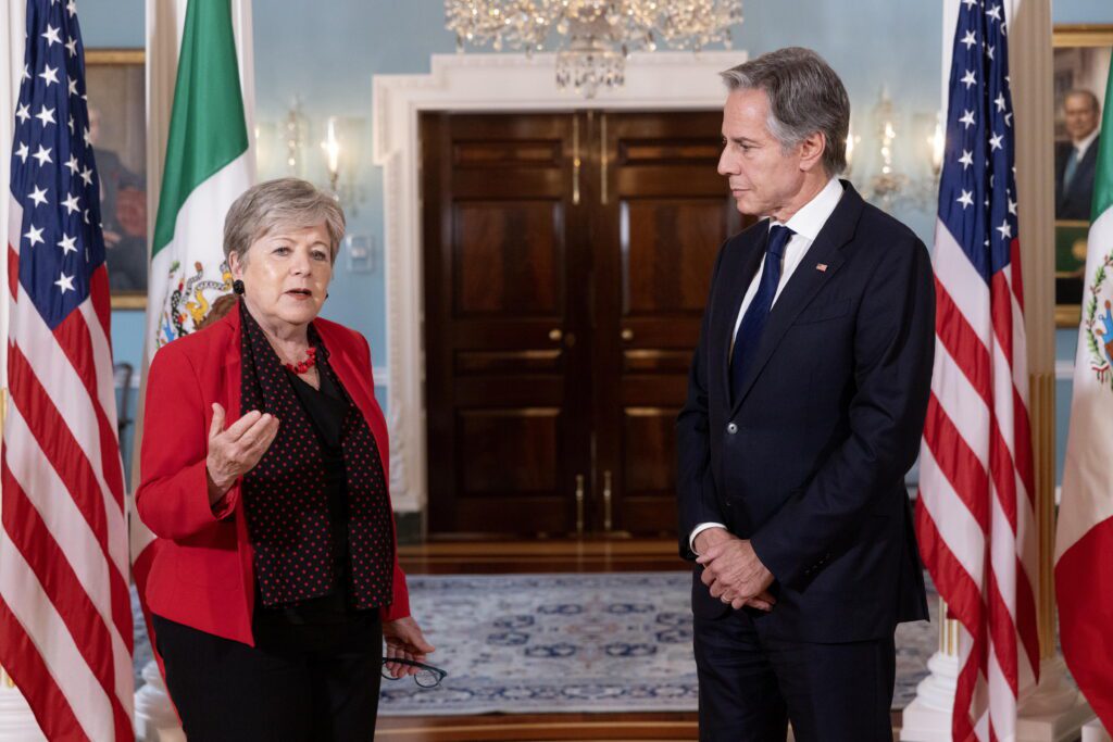 Alicia Bárcena y Antony Blinken. Foto de EFE/ EPA/ MICHAEL REYNOLDS.