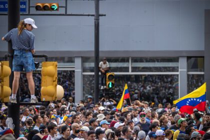 Ciudadanos asisten a una manifestación de apoyo al candidato a la presidencia de Venezuela Edmundo González Urrutia, en Caracas, Venezuela. Foto de EFE/ Henry Chirinos.