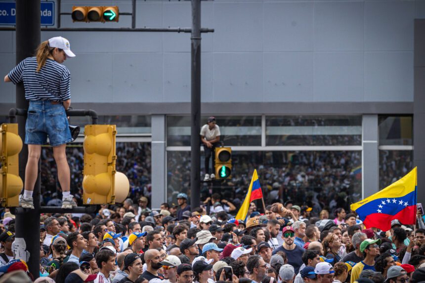 Ciudadanos asisten a una manifestación de apoyo al candidato a la presidencia de Venezuela Edmundo González Urrutia, en Caracas, Venezuela. Foto de EFE/ Henry Chirinos.