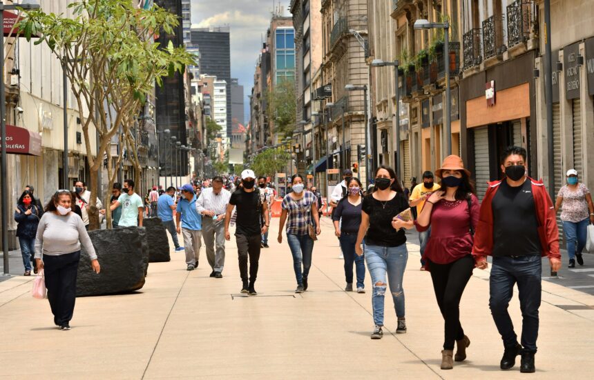 Vista general de la afluencia de personas en el Centro histórico de Ciudad de México. Imagen de archivo. Foto de EFE/ Jorge Núñez.