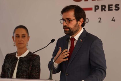 Claudia Sheinbaum, virtual presidenta electa, con Alejandro Svarch Pérez, actual director de la Cofepris, quien será el director general del IMSS- Bienestar en su gobierno. Foto: EL UNIVERSAL/ Diego Simón Sánchez/ RDB.