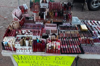 Cosméticos de venta libre en tianguis. Foto: Facebook.