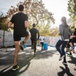 Hombres y mujeres haciendo deporte. Foto de Gabin Vallet / Unsplash.