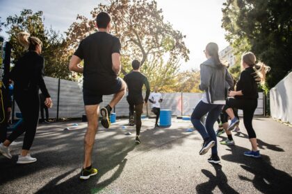 Hombres y mujeres haciendo deporte. Foto de Gabin Vallet / Unsplash.