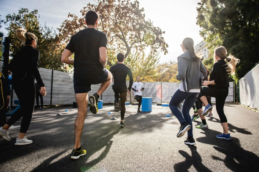 Hombres y mujeres haciendo deporte. Foto de Gabin Vallet / Unsplash.