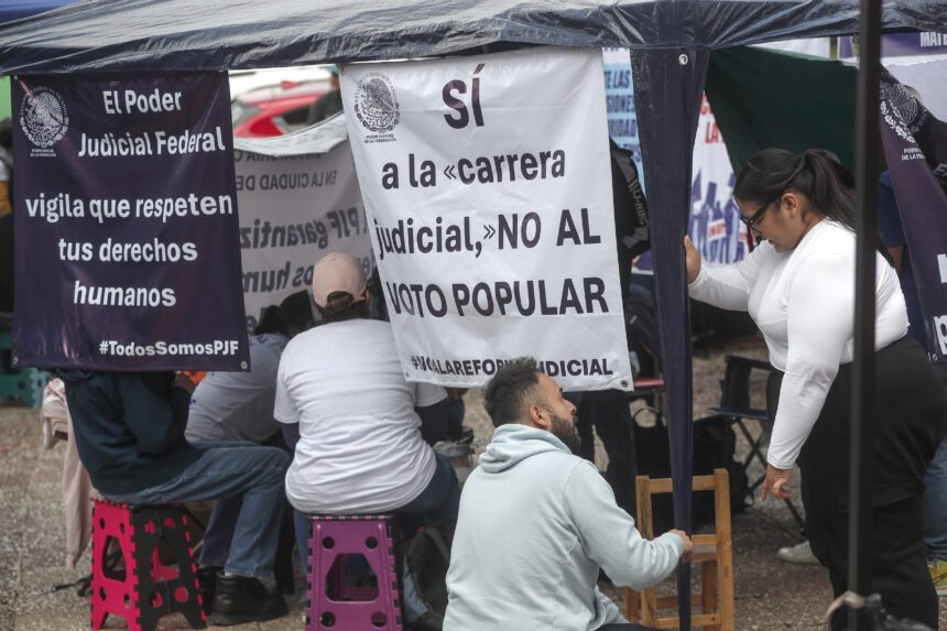 Jueces y trabajadores del Poder Judicial se mantienen en paro en contra de la reforma judicial, en Ciudad de México. Foto de EFE/ Isaac Esquivel.