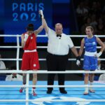 La boxeadora taiwanesa Lin Yu-ting vence a la polaca Julia Szeremeta en el combate por la medalla de oro de Boxeo -57kg femenino, de los Juegos Olímpicos de París 2024 este sábado, en el Estadio Roland-Garros de la capital gala. Foto de EFE/ Kiko Huesca.