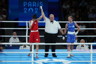 La boxeadora taiwanesa Lin Yu-ting vence a la polaca Julia Szeremeta en el combate por la medalla de oro de Boxeo -57kg femenino, de los Juegos Olímpicos de París 2024 este sábado, en el Estadio Roland-Garros de la capital gala. Foto de EFE/ Kiko Huesca.