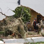 Mujer rescata pertenencias tras ser afectada por las fuertes lluvias, en Zapotlanejo, Jalisco. Foto de EFE/ Francisco Guasco.