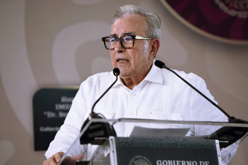 Fotografía cedida por la Presidencia de México del gobernador del estado de Sinaloa, Rubén Rocha Moya durante un acto protocolario este sábado en la ciudad de Culiacán. Foto de EFE/ Presidencia de México.