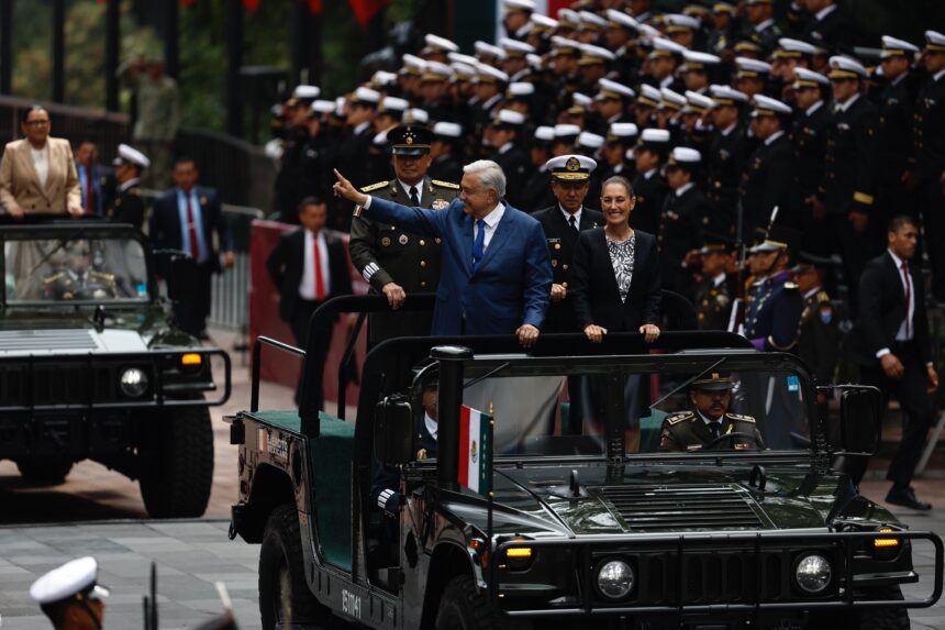 El presidente López Obrador y su sucesora, Claudia Sheinbaum, pasan revista durante la conmemoración del 177 aniversario de la gesta de los Niños Héroes en la Ciudad de México. Foto de EFE/ Sáshenka Gutiérrez.