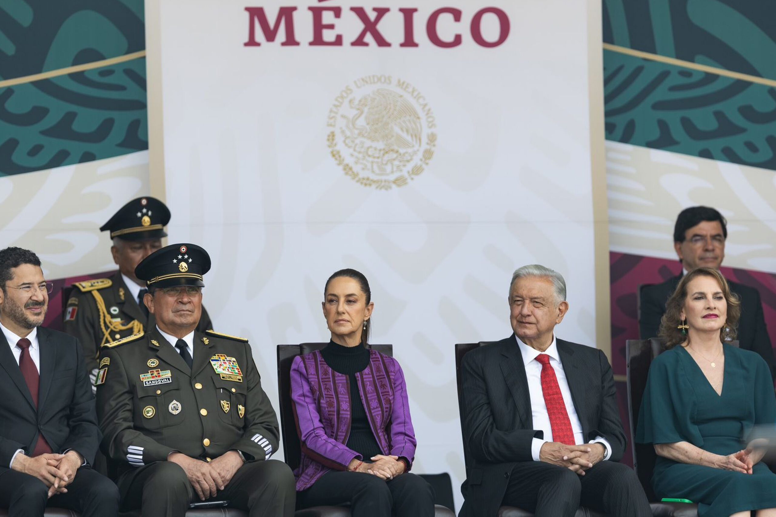 Desfile Militar Claudia Sheinbaum Fuerzas Armadas AMLO scaled