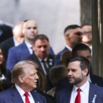 Donald J. Trump y su candidato vicepresidencial, el senador JD Vance. Foto de EFE/ EPA/ SARAH YENESEL.