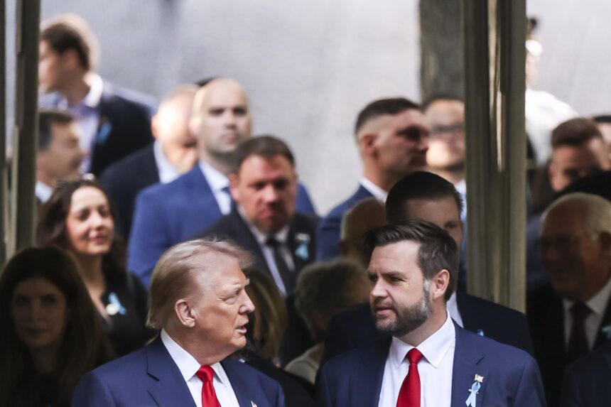 Donald J. Trump y su candidato vicepresidencial, el senador JD Vance. Foto de EFE/ EPA/ SARAH YENESEL.