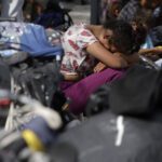 Una mujer migrante descansa en Puebla. Foto de EFE/ Hilda Ríos.