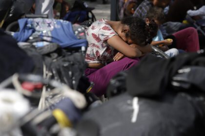 Una mujer migrante descansa en Puebla. Foto de EFE/ Hilda Ríos.