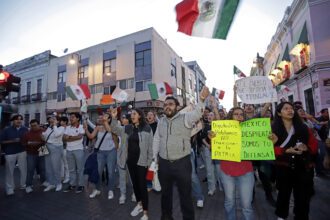 Personas se manifiestan a las afuera de las instalaciones del Congreso de Puebla. Foto de EFE/ Hilda Ríos.