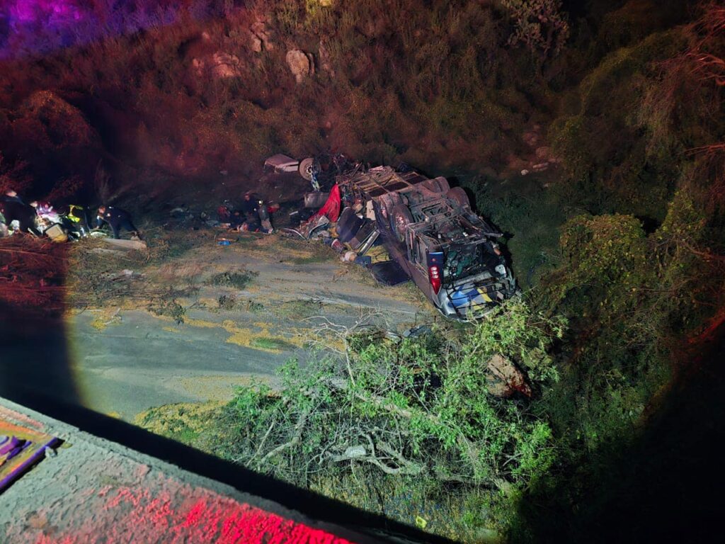 La volcadura del Camión en la carretera 45, en el tramo de la Autopista Osiris-Ciudad Cuauhtémoc, en Zacatecas. Foto: NTR Zacatecas.