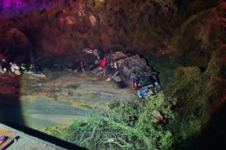 La volcadura del Camión en la carretera 45, en el tramo de la Autopista Osiris-Ciudad Cuauhtémoc, en Zacatecas. Foto: NTR Zacatecas.