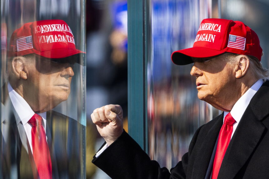 El expresidente de Estados Unidos y actual candidato presidencial republicano, Donald Trump, en un mitin de campaña en Lititz, Pensilvania. Foto de EFE/ JIM LO SCALZO.