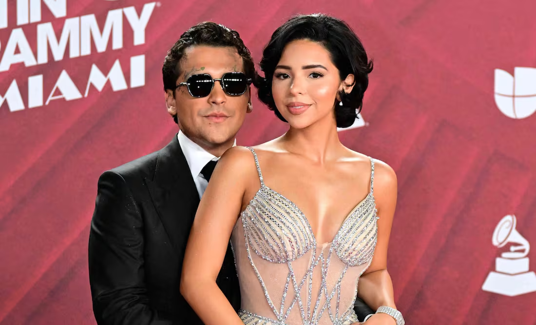 Nodal Le Acomoda El Vestido Ángela Como Solía Hacerlo Con Su Ex Esposa Cazzu  | JLMNoticias