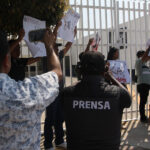 Fotografía de archivo del 31 de octubre de 2024 de periodistas protestando frente a la delegación de la FGR, en Chilpancingo, Guerrero. Foto de EFE/ José Luis de la Cruz/ ARCHIVO.