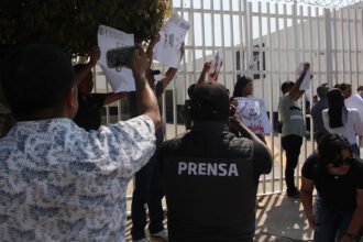 Fotografía de archivo del 31 de octubre de 2024 de periodistas protestando frente a la delegación de la FGR, en Chilpancingo, Guerrero. Foto de EFE/ José Luis de la Cruz/ ARCHIVO.