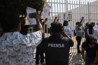 Fotografía de archivo del 31 de octubre de 2024 de periodistas protestando frente a la delegación de la FGR, en Chilpancingo, Guerrero. Foto de EFE/ José Luis de la Cruz/ ARCHIVO.