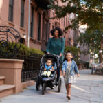 Una madre y su bebé en calles de Nueva York. Foto: Especial.