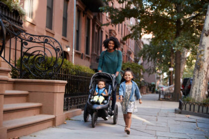 Una madre y su bebé en calles de Nueva York. Foto: Especial.