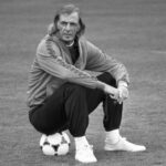 César Luis Menotti en una imagen de 1983, cuando era entrenador del FC Barcelona, durante una sesión de entrenamiento del equipo azulgrana . EFE/ KK Pérez de Rozas/Archivo