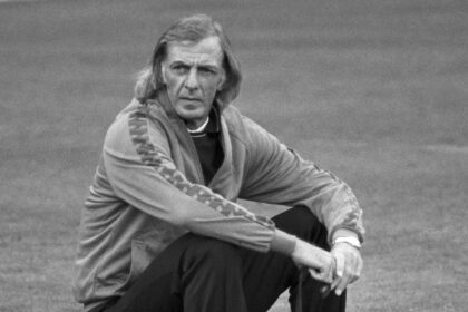 César Luis Menotti en una imagen de 1983, cuando era entrenador del FC Barcelona, durante una sesión de entrenamiento del equipo azulgrana . EFE/ KK Pérez de Rozas/Archivo