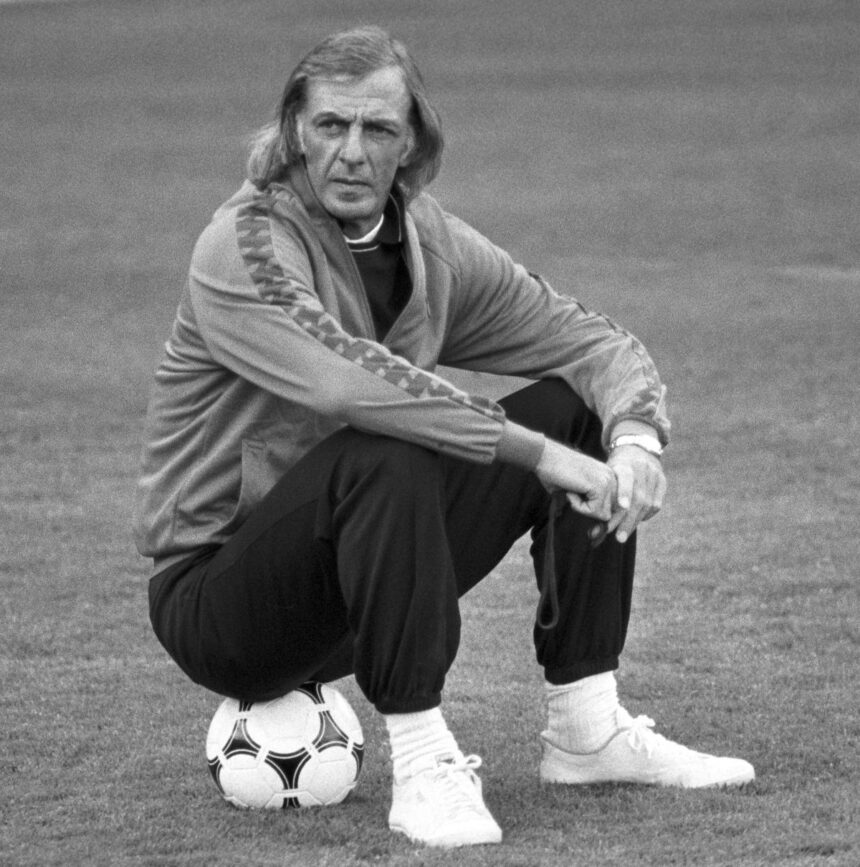 César Luis Menotti en una imagen de 1983, cuando era entrenador del FC Barcelona, durante una sesión de entrenamiento del equipo azulgrana . EFE/ KK Pérez de Rozas/Archivo