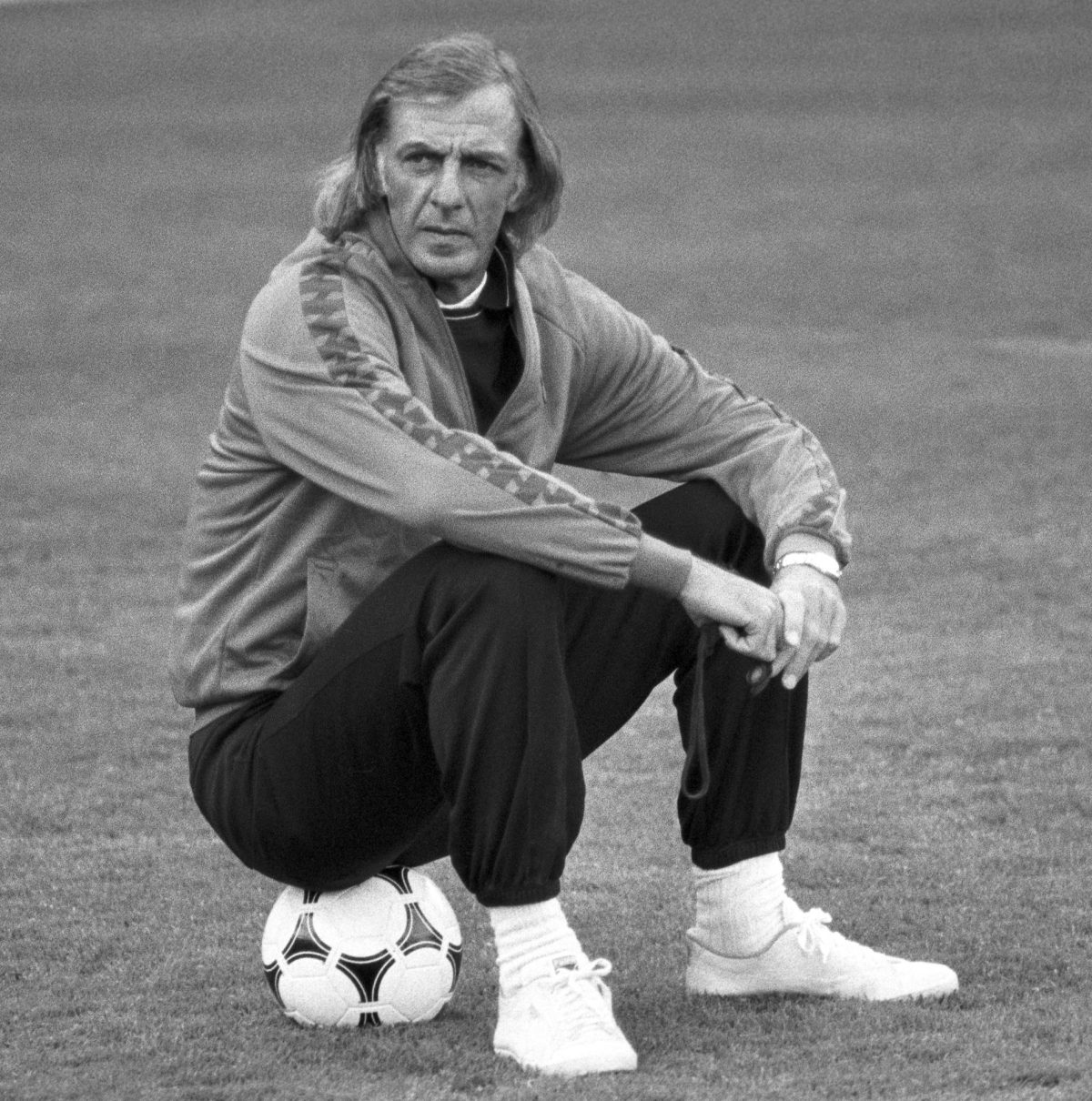 César Luis Menotti en una imagen de 1983, cuando era entrenador del FC Barcelona, durante una sesión de entrenamiento del equipo azulgrana . EFE/ KK Pérez de Rozas/Archivo